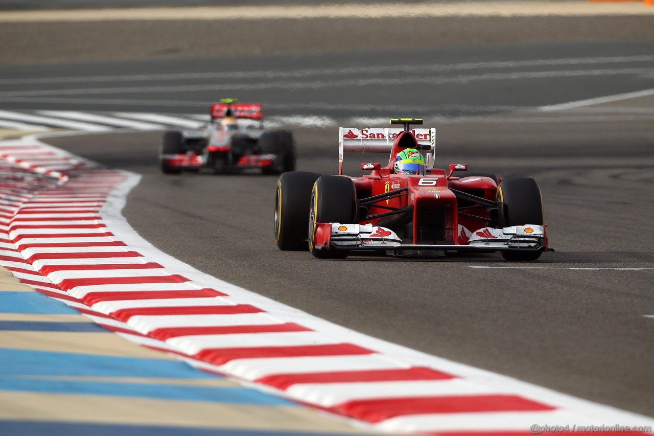 GP BAHRAIN, 22.04.2012- Gara, Felipe Massa (BRA) Ferrari F2012 e Lewis Hamilton (GBR) McLaren Mercedes MP4-27 