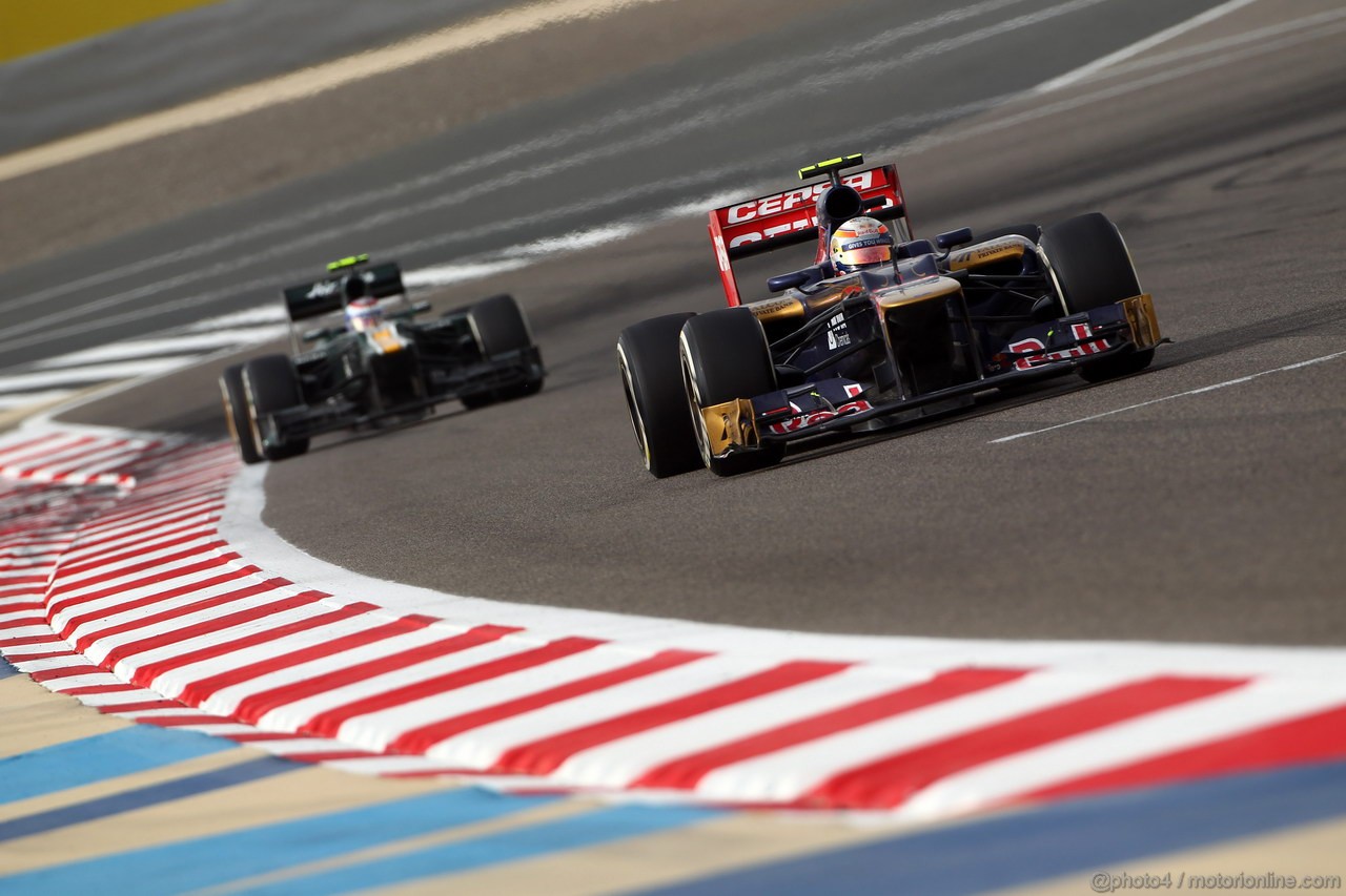 GP BAHRAIN, 22.04.2012- Gara, Jean-Eric Vergne (FRA) Scuderia Toro Rosso STR7 e Vitaly Petrov (RUS) Caterham F1 Team CT01 