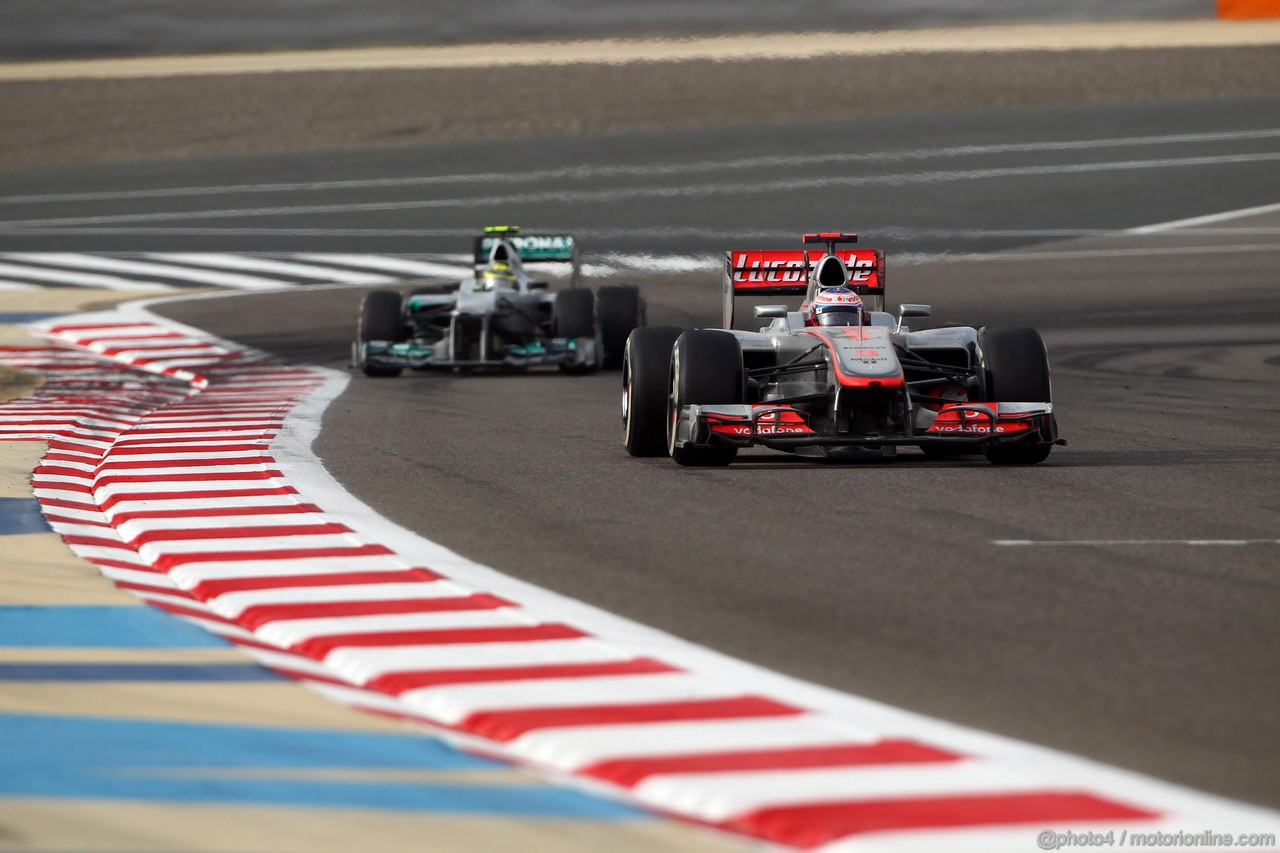 GP BAHRAIN, 22.04.2012- Gara, Jenson Button (GBR) McLaren Mercedes MP4-27 davanti a Nico Rosberg (GER) Mercedes AMG F1 W03 