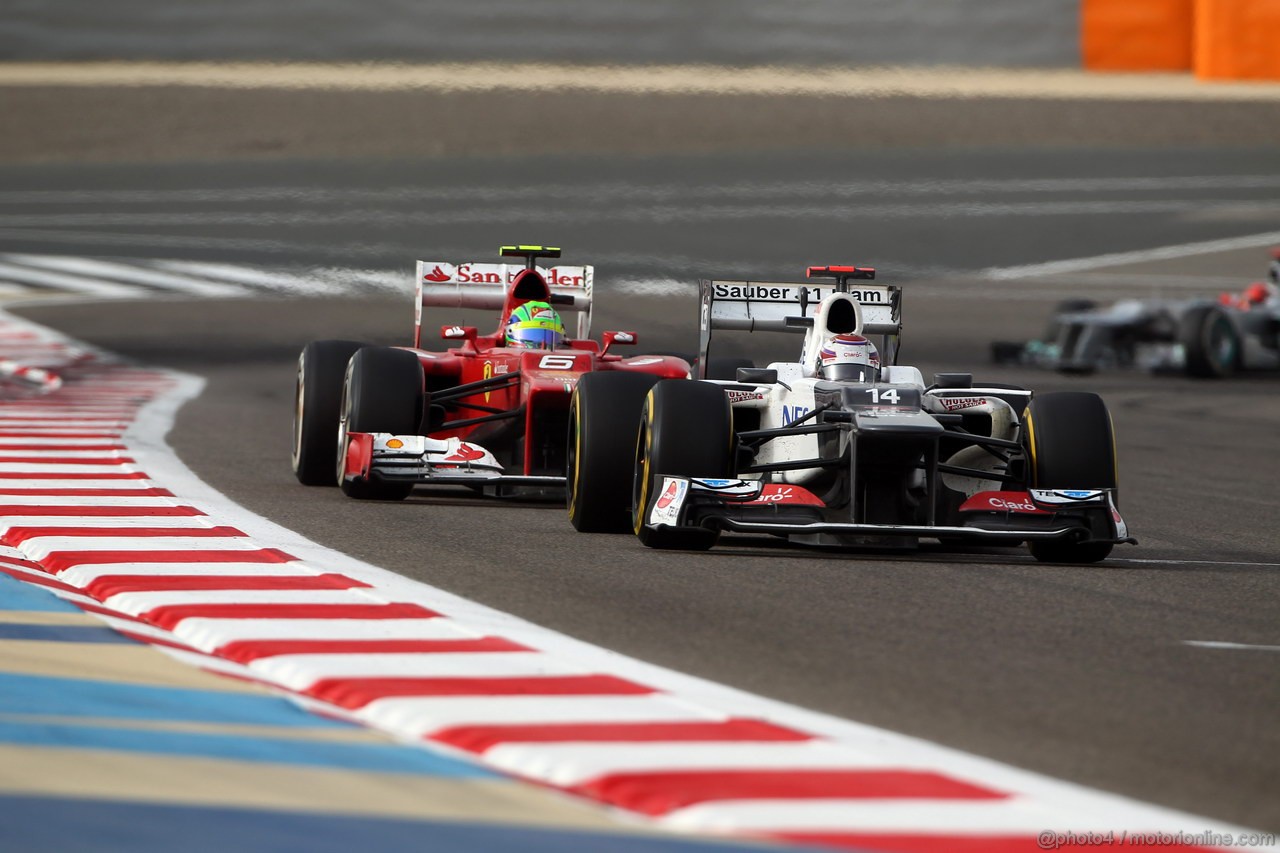GP BAHRAIN, 22.04.2012- Gara, Kamui Kobayashi (JAP) Sauber F1 Team C31 e Felipe Massa (BRA) Ferrari F2012 