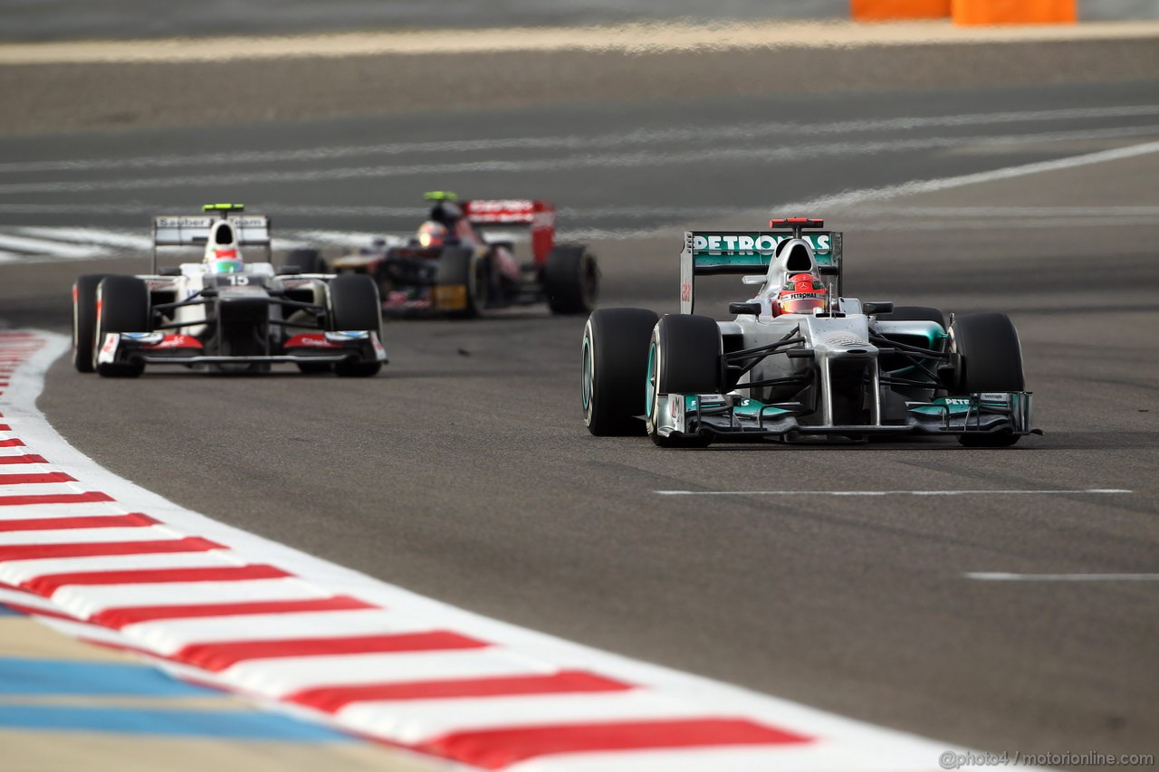GP BAHRAIN, 22.04.2012- Gara, Michael Schumacher (GER) Mercedes AMG F1 W03 davanti a Sergio Prez (MEX) Sauber F1 Team C31 