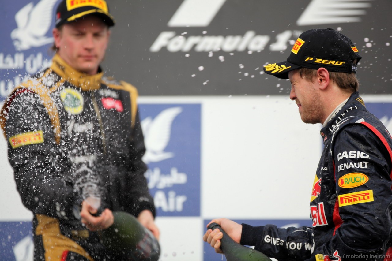 GP BAHRAIN, 22.04.2012- Gara, Kimi Raikkonen (FIN) Lotus F1 Team E20 secondo e Sebastian Vettel (GER) Red Bull Racing RB8 vincitore 