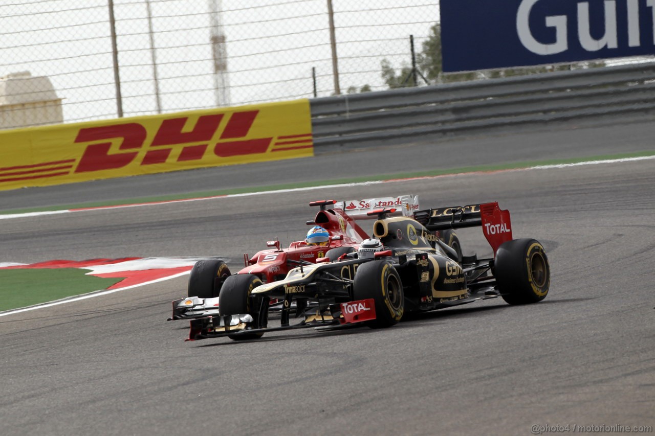 GP BAHRAIN, 22.04.2012- Gara, Fernando Alonso (ESP) Ferrari F2012 andKimi Raikkonen (FIN) Lotus F1 Team E20 