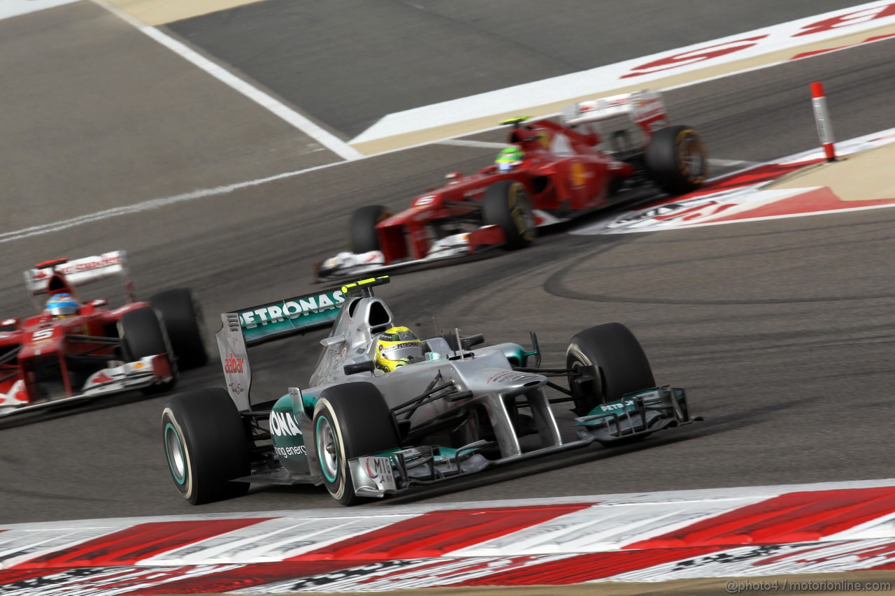 GP BAHRAIN, 22.04.2012- Gara, Nico Rosberg (GER) Mercedes AMG F1 W03 davanti a Fernando Alonso (ESP) Ferrari F2012 e Felipe Massa (BRA) Ferrari F2012 