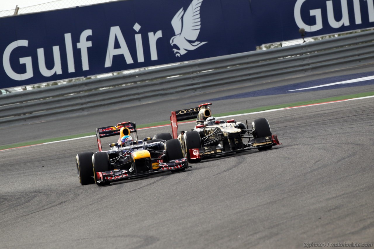 GP BAHRAIN, 22.04.2012- Gara, Sebastian Vettel (GER) Red Bull Racing RB8 e Kimi Raikkonen (FIN) Lotus F1 Team E20 