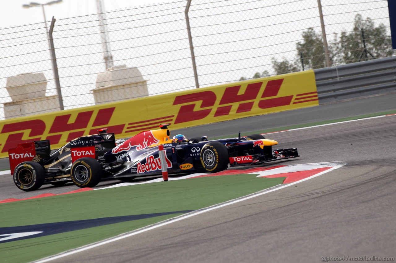 GP BAHRAIN, 22.04.2012- Gara, Sebastian Vettel (GER) Red Bull Racing RB8 e Kimi Raikkonen (FIN) Lotus F1 Team E20