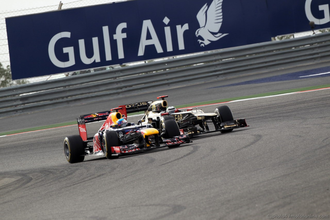 GP BAHRAIN, 22.04.2012- Gara, Sebastian Vettel (GER) Red Bull Racing RB8 e Kimi Raikkonen (FIN) Lotus F1 Team E20