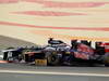 GP BAHRAIN, 22.04.2012- Gara, Pastor Maldonado (VEN) Williams F1 Team FW34 e Daniel Ricciardo (AUS) Scuderia Toro Rosso STR7 