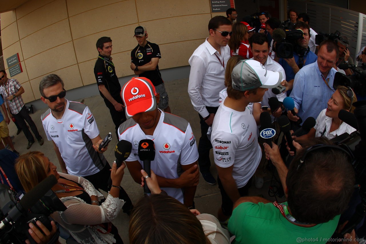 GP BAHRAIN, 19.04.2012-  Lewis Hamilton (GBR) McLaren Mercedes MP4-27 e Nico Rosberg (GER) Mercedes AMG F1 W03 