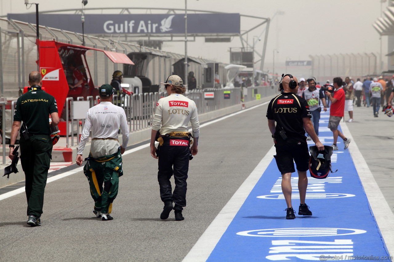GP BAHRAIN, 21.04.2012- Prove Libere 3, Heikki Kovalainen (FIN) Caterham F1 Team CT01 e Kimi Raikkonen (FIN) Lotus F1 Team E20 