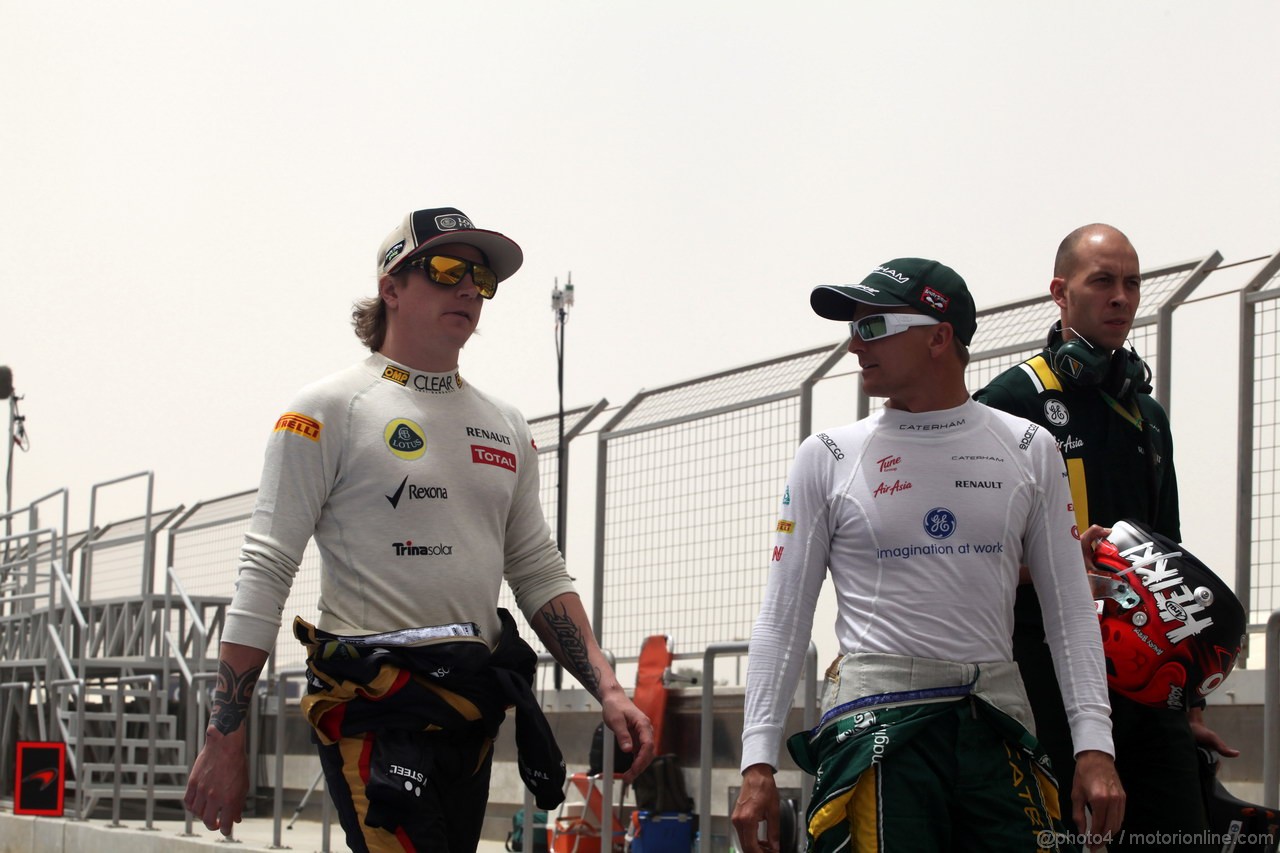 GP BAHRAIN, 21.04.2012- Prove Libere 3, Kimi Raikkonen (FIN) Lotus F1 Team E20 e Heikki Kovalainen (FIN) Caterham F1 Team CT01 