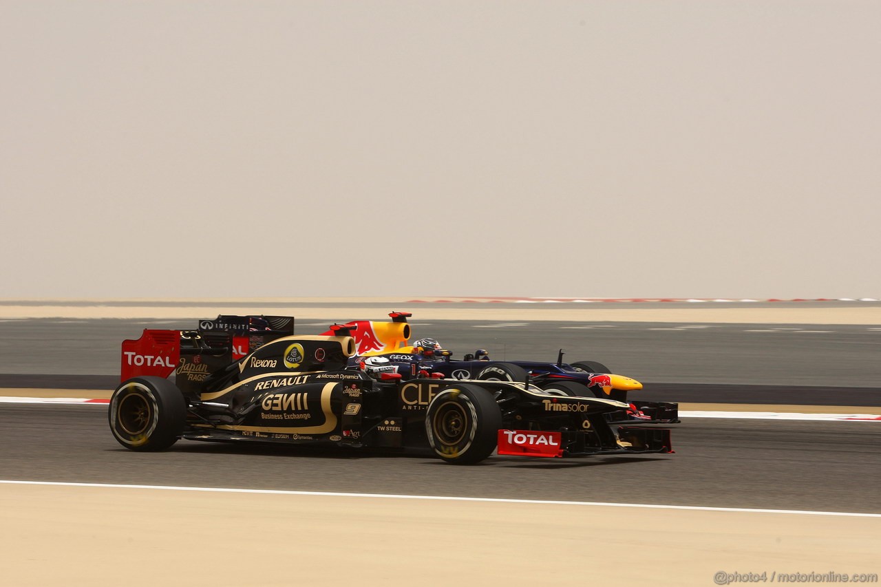 GP BAHRAIN, 20.04.2012- Prove Libere 3, Kimi Raikkonen (FIN) Lotus F1 Team E20 e Sebastian Vettel (GER) Red Bull Racing RB8 