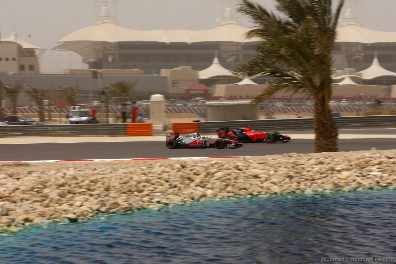 GP BAHRAIN, 20.04.2012- Prove Libere 3, Lewis Hamilton (GBR) McLaren Mercedes MP4-27 e Timo Glock (GER) Marussia F1 Team MR01 