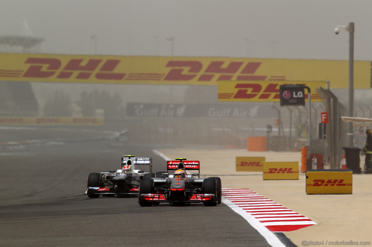 GP BAHRAIN, 20.04.2012- Prove Libere 3, Sergio Prez (MEX) Sauber F1 Team C31 e Lewis Hamilton (GBR) McLaren Mercedes MP4-27 