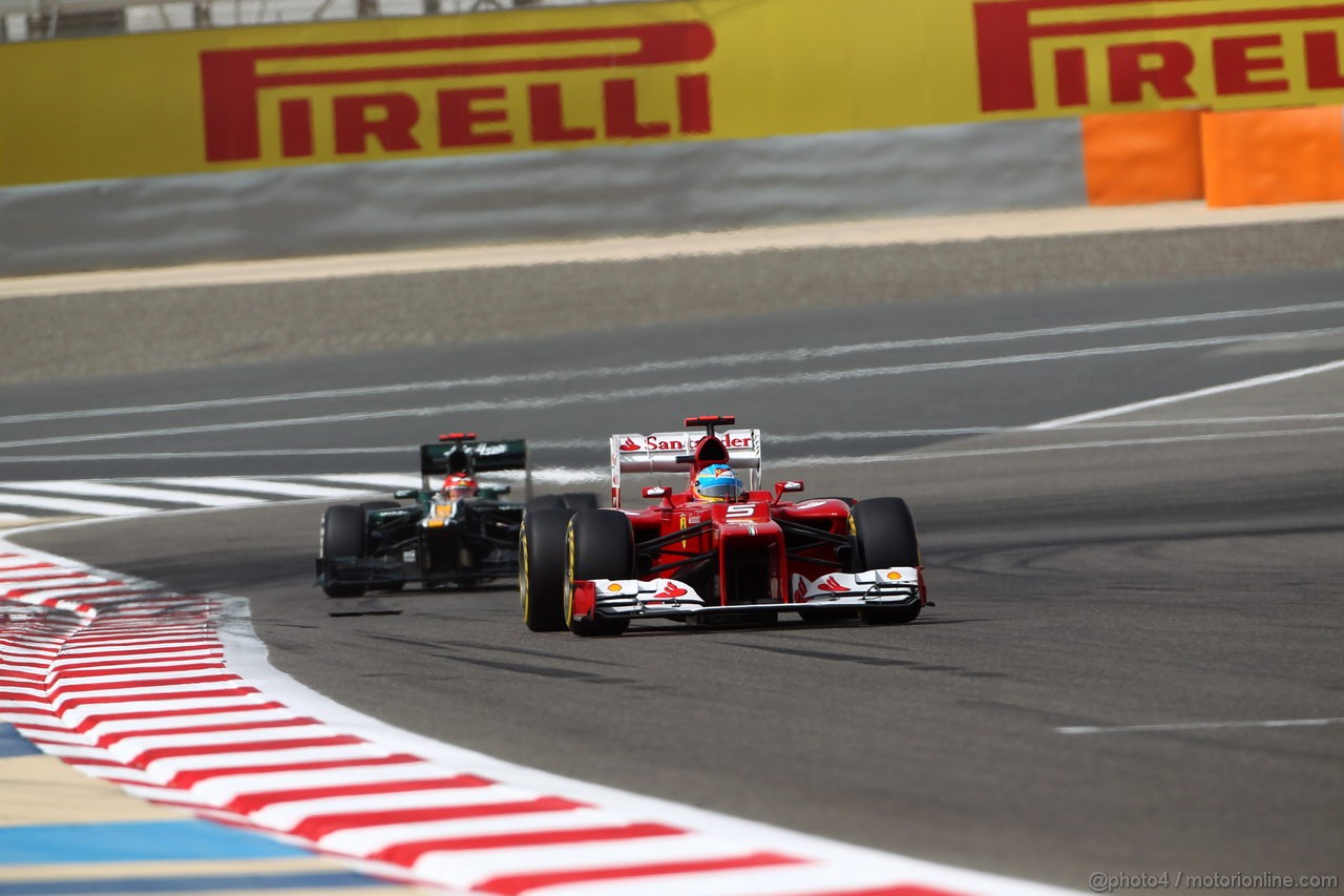 GP BAHRAIN, 21.04.2012.- Qualifiche, Fernando Alonso (ESP) Ferrari F2012 e Heikki Kovalainen (FIN) Caterham F1 Team CT01 