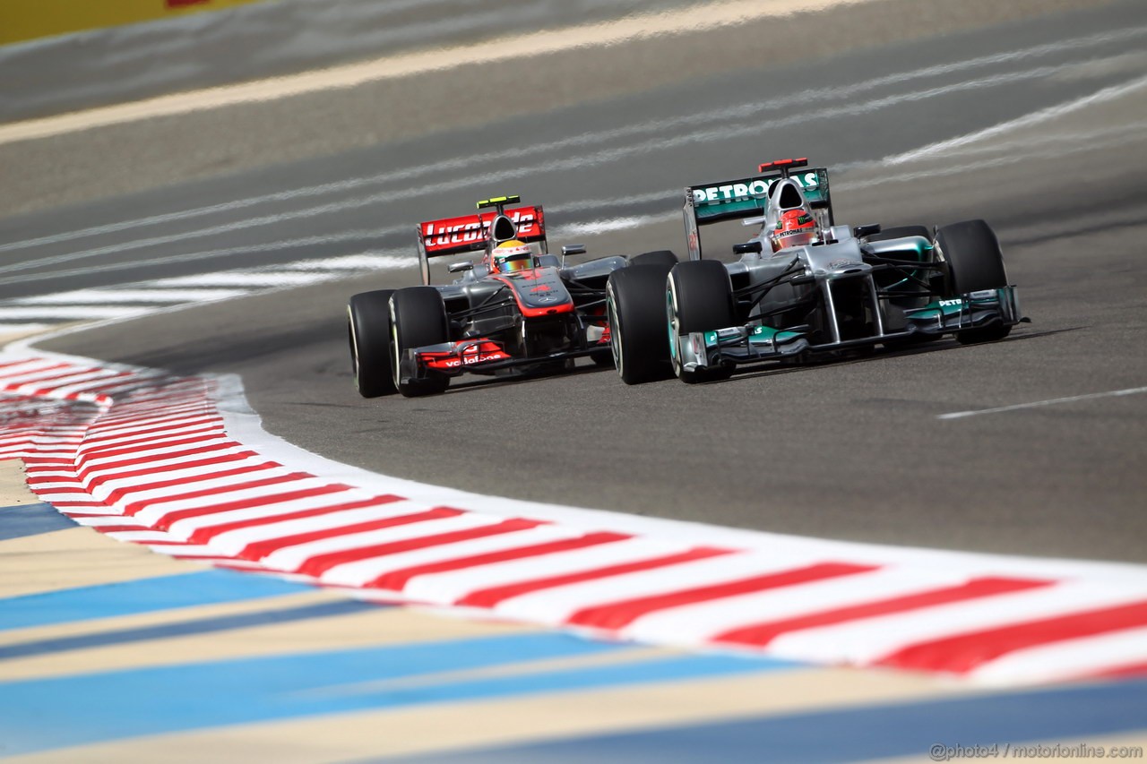 GP BAHRAIN, 21.04.2012.- Qualifiche, Lewis Hamilton (GBR) McLaren Mercedes MP4-27 andMichael Schumacher (GER) Mercedes AMG F1 W03 