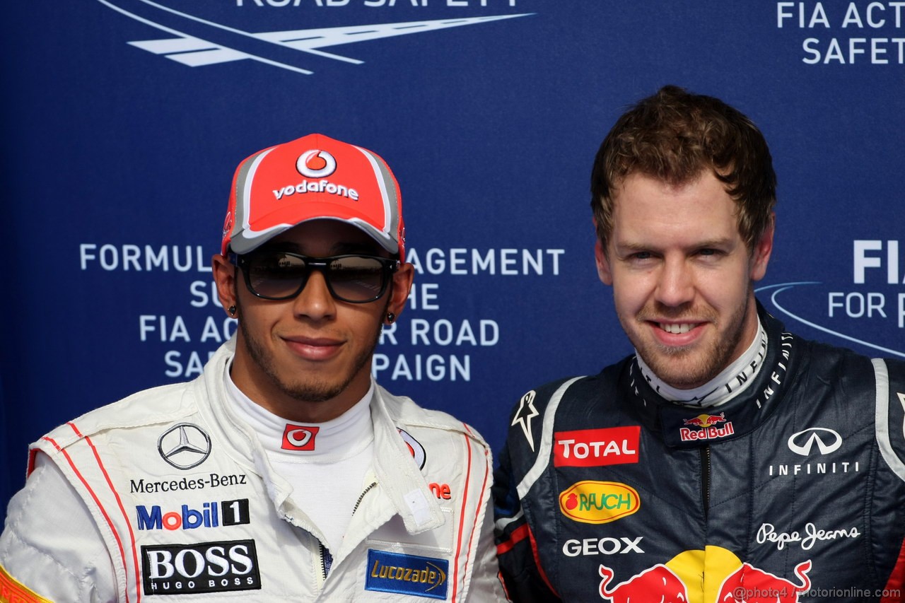 GP BAHRAIN, 21.04.2012.- Qualifiche, Sebastian Vettel (GER) Red Bull Racing RB8 pole position, Lewis Hamilton (GBR) McLaren Mercedes MP4-27 secondo 