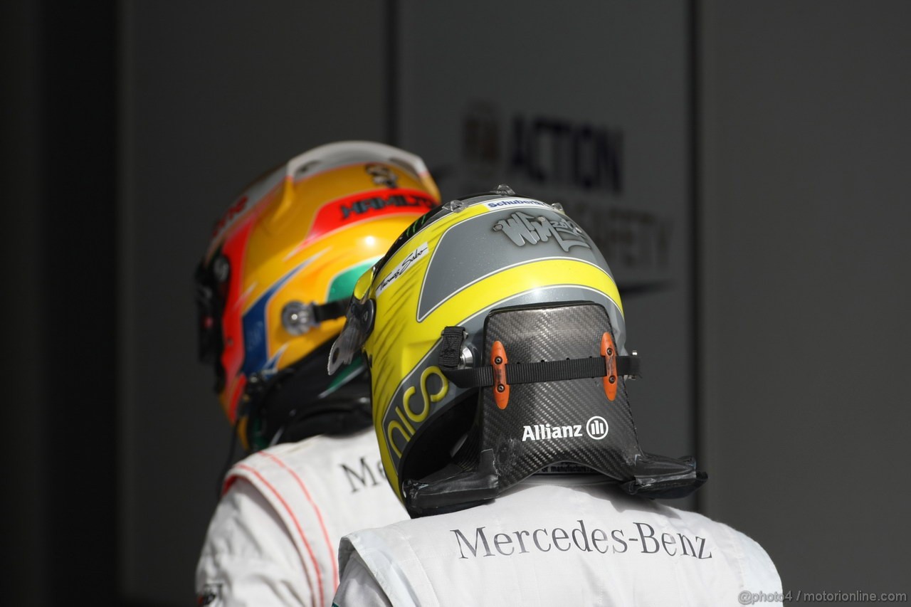 GP BAHRAIN, 21.04.2012.- Qualifiche, Lewis Hamilton (GBR) McLaren Mercedes MP4-27 e Nico Rosberg (GER) Mercedes AMG F1 W03 