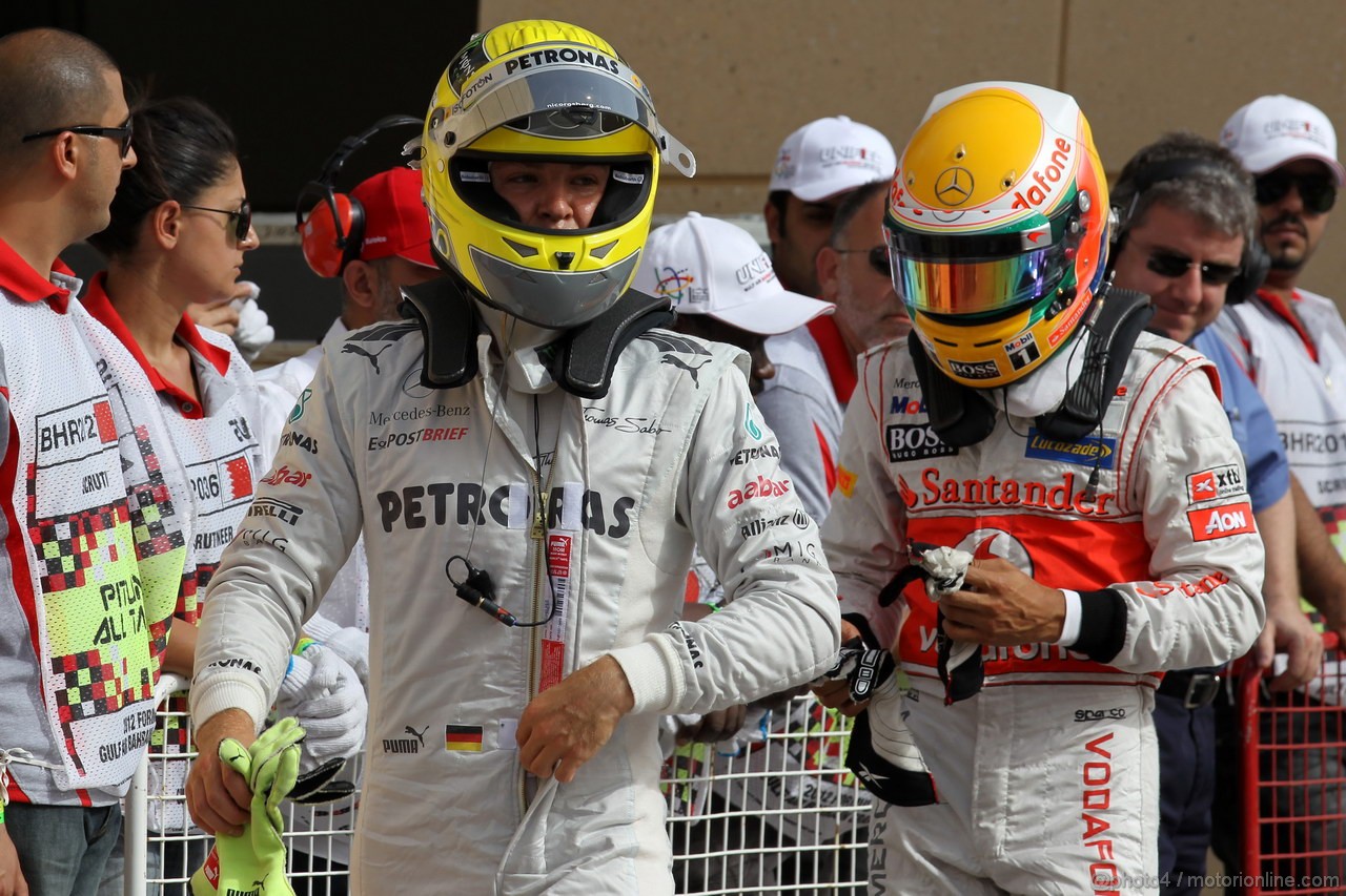 GP BAHRAIN, 21.04.2012.- Qualifiche, Nico Rosberg (GER) Mercedes AMG F1 W03 e Lewis Hamilton (GBR) McLaren Mercedes MP4-27