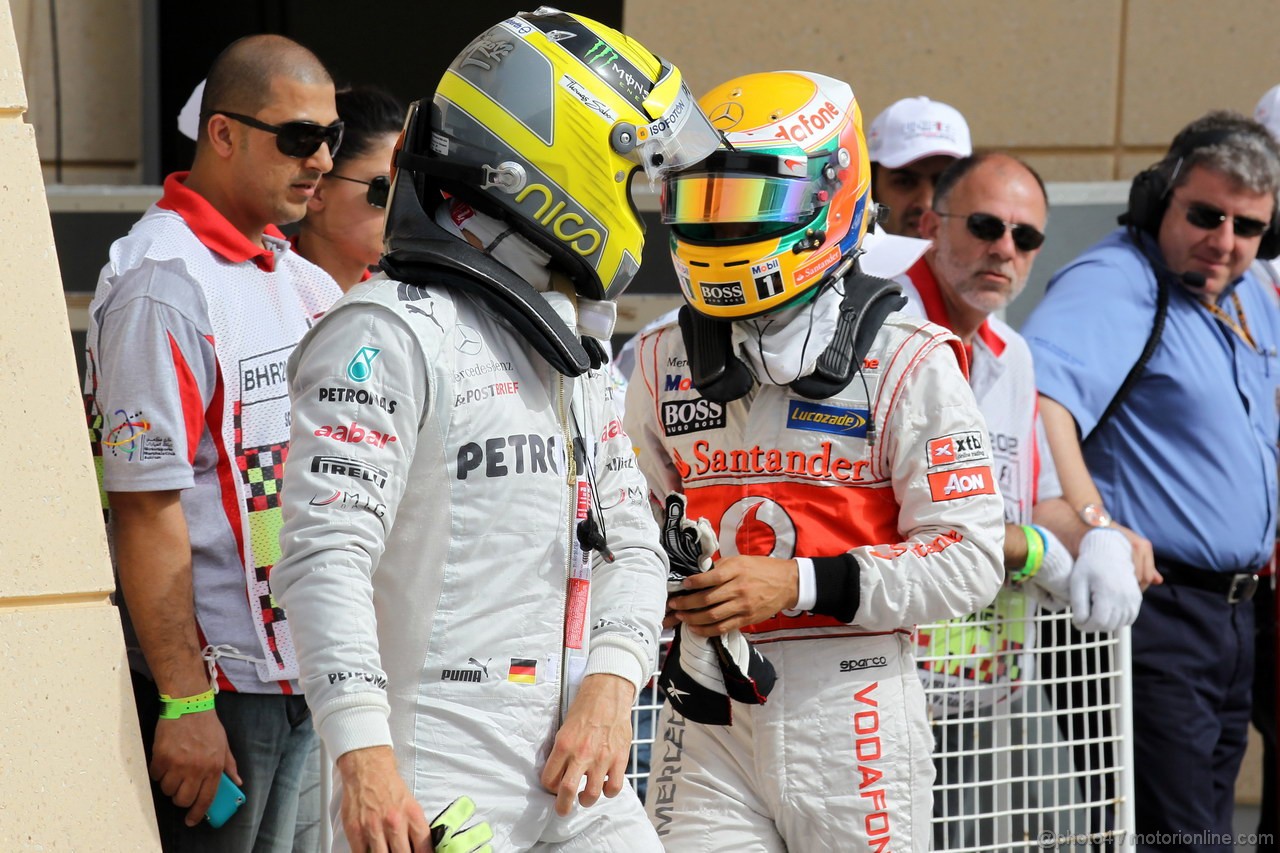 GP BAHRAIN, 21.04.2012.- Qualifiche, Nico Rosberg (GER) Mercedes AMG F1 W03 e Lewis Hamilton (GBR) McLaren Mercedes MP4-27 