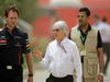GP BAHRAIN, 21.04.2012- Christian Horner (GBR), Red Bull Racing, Sporting Director e Bernie Ecclestone (GBR), President e CEO of Formula One Management  with his body guard