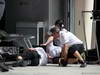 GP BAHRAIN, 21.04.2012.- Qualifiche, Mechanics  Mercedes work on the car