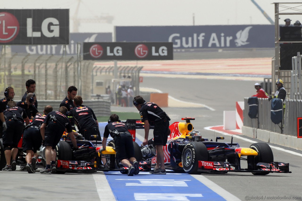 GP BAHRAIN, 20.04.2012- Prove Libere 1, Mark Webber (AUS) Red Bull Racing RB8 e Sebastian Vettel (GER) Red Bull Racing RB8 