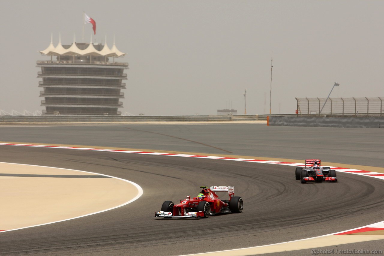 GP BAHRAIN, 20.04.2012- Prove Libere 1, Felipe Massa (BRA) Ferrari F2012 e Jenson Button (GBR) McLaren Mercedes MP4-27 