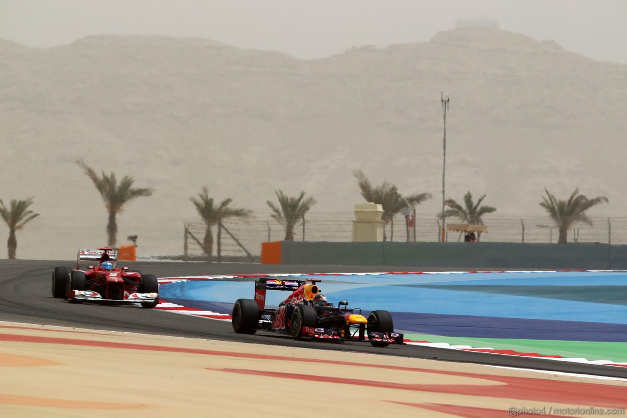 GP BAHRAIN, 20.04.2012- Prove Libere 1, Fernando Alonso (ESP) Ferrari F2012 e Sebastian Vettel (GER) Red Bull Racing RB8 