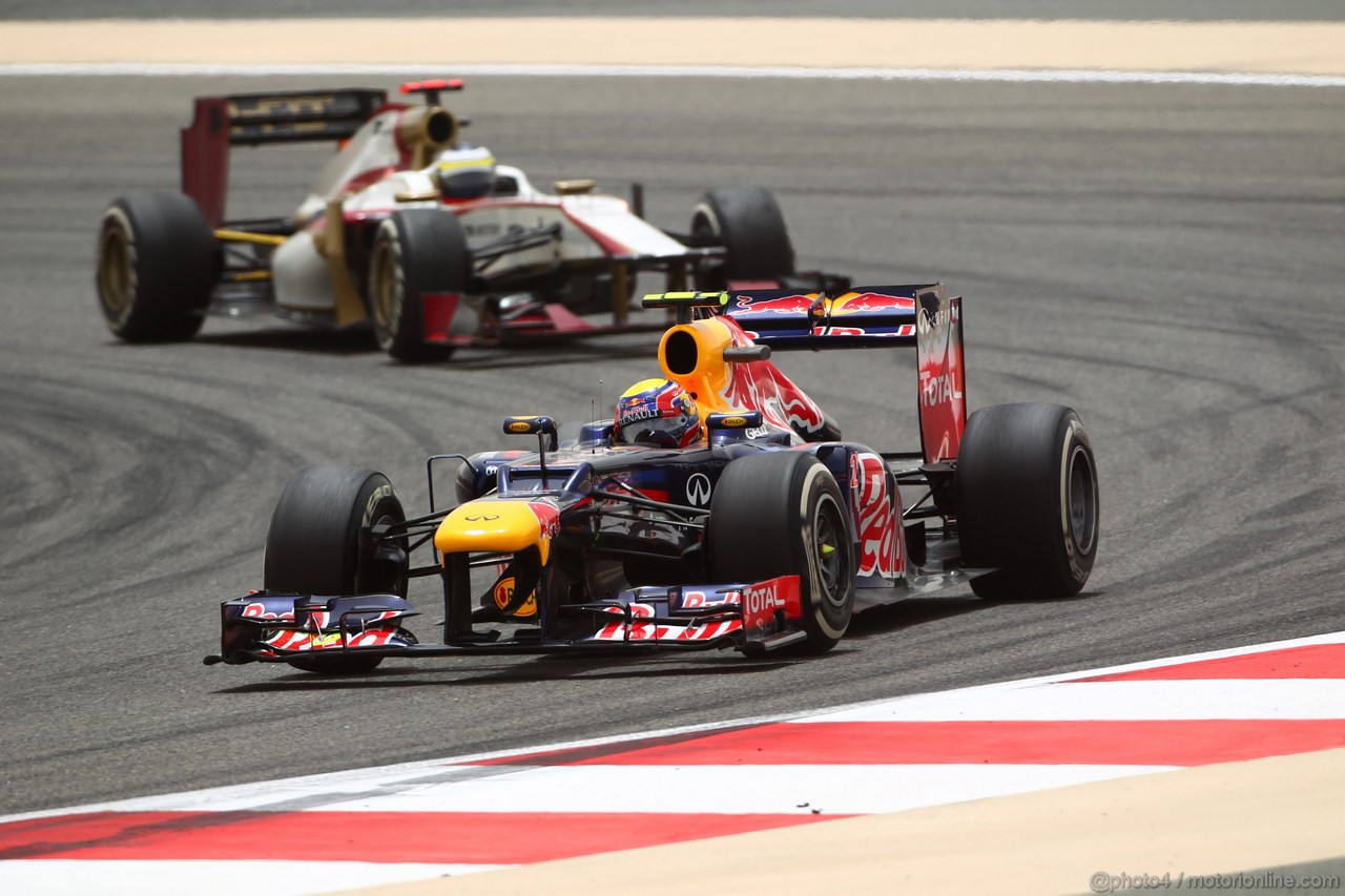 GP BAHRAIN, 20.04.2012- Prove Libere 1, Mark Webber (AUS) Red Bull Racing RB8 e Pedro de la Rosa (ESP) HRT Formula 1 Team F112 