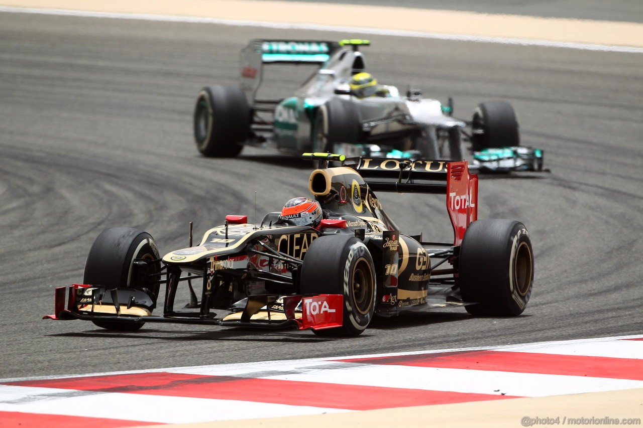 GP BAHRAIN, 20.04.2012- Prove Libere 1,Romain Grosjean (FRA) Lotus F1 Team E20 e Nico Rosberg (GER) Mercedes AMG F1 W03 
