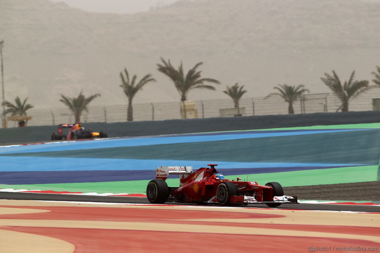 GP BAHRAIN, 20.04.2012- Prove Libere 1, Fernando Alonso (ESP) Ferrari F2012 e Sebastian Vettel (GER) Red Bull Racing RB8 