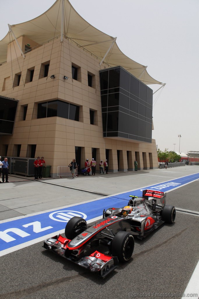 GP BAHRAIN, 20.04.2012- Prove Libere 1, Lewis Hamilton (GBR) McLaren Mercedes MP4-27 