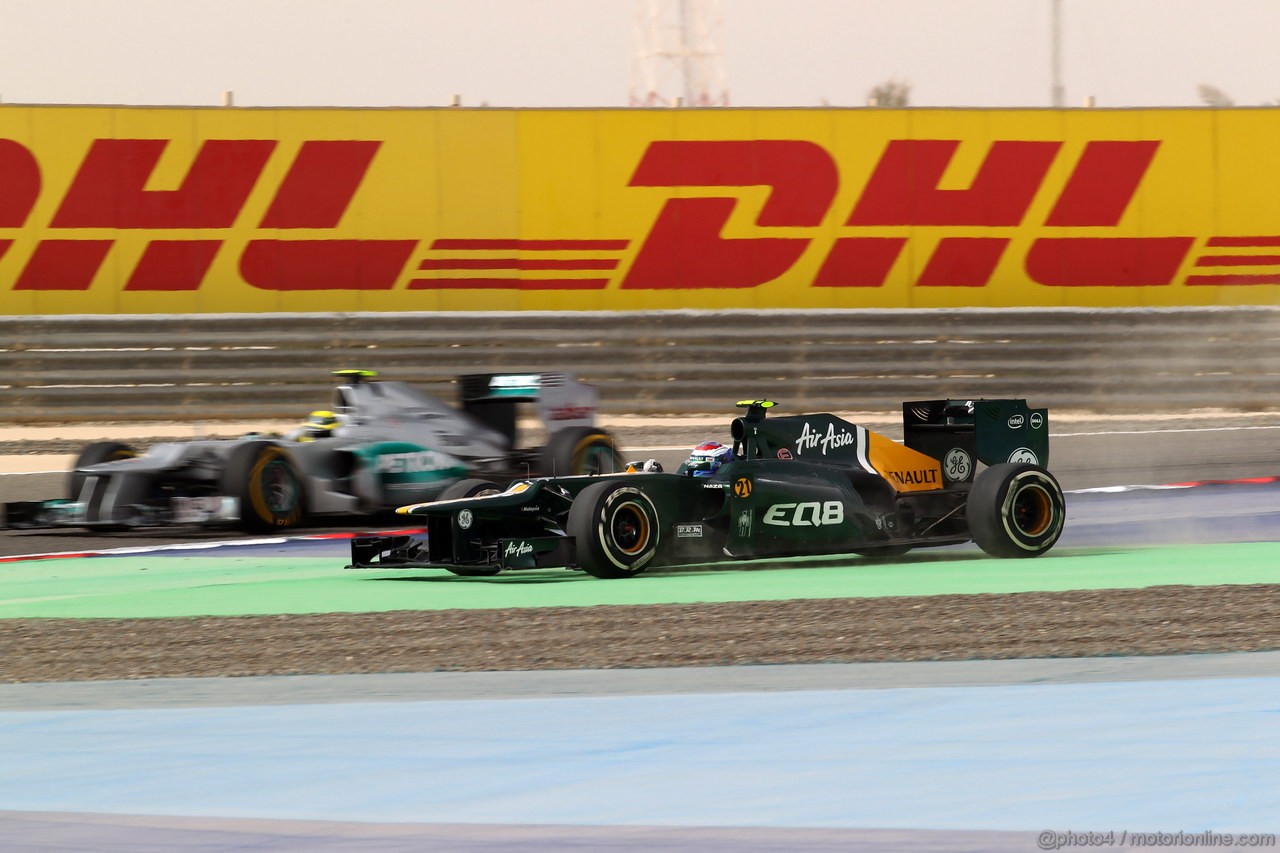 GP BAHRAIN, 20.04.2012-  Prove Libere 2, Nico Rosberg (GER) Mercedes AMG F1 W03 e Vitaly Petrov (RUS) Caterham F1 Team CT01 