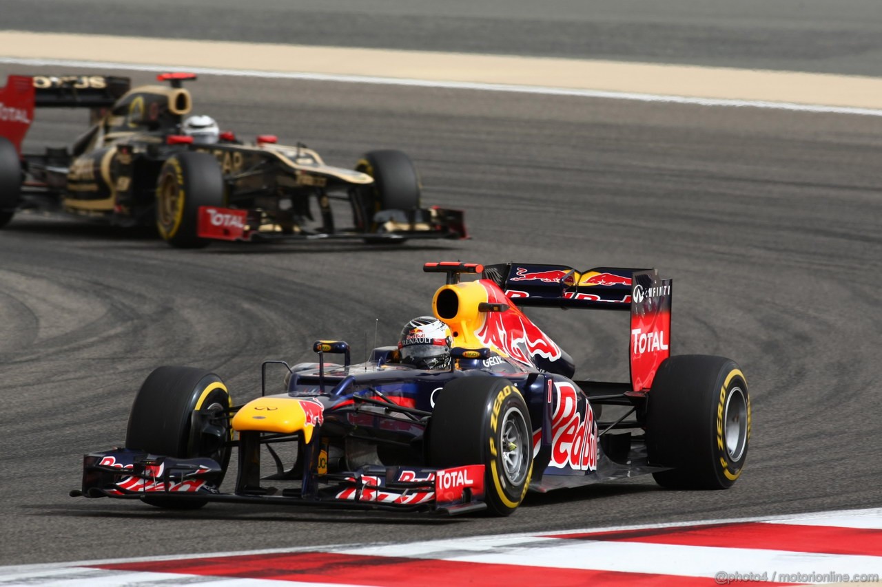 GP BAHRAIN, 20.04.2012-  Prove Libere 2, Sebastian Vettel (GER) Red Bull Racing RB8 davanti a Kimi Raikkonen (FIN) Lotus F1 Team E20 