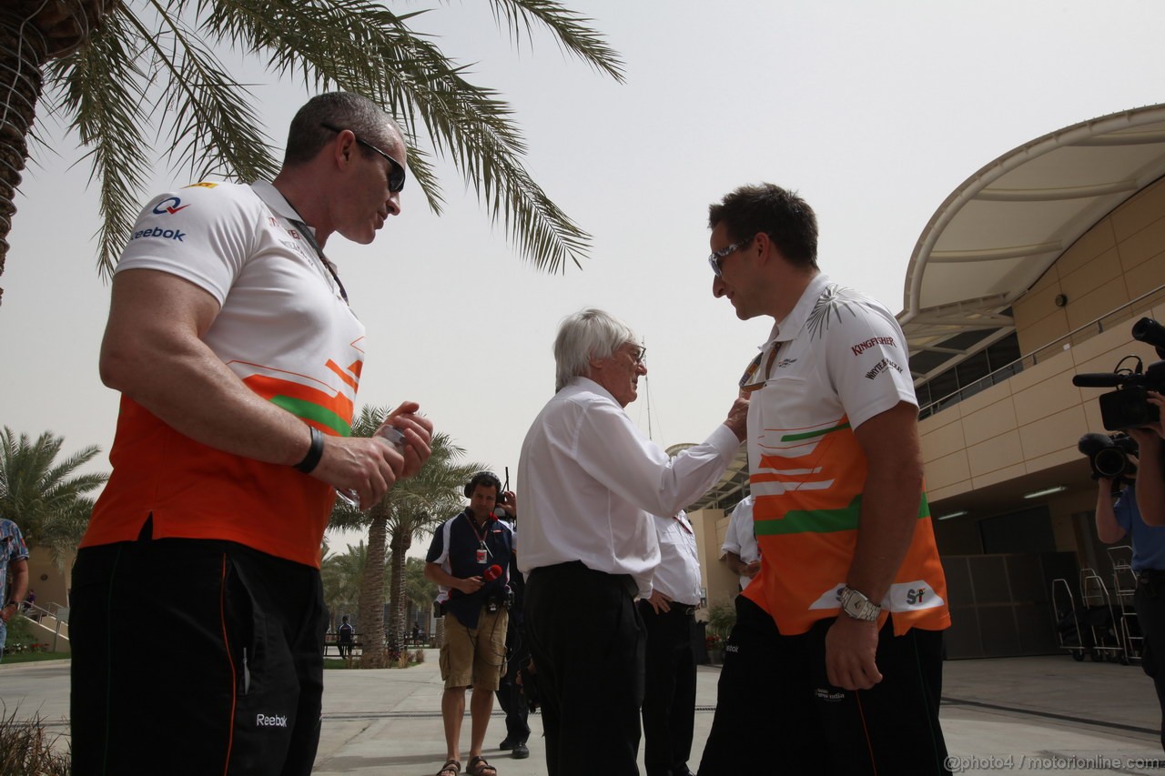 GP BAHRAIN, 20.04.2012-  Prove Libere 2, Bernie Ecclestone (GBR), President e CEO of Formula One Management  e Foce India staff