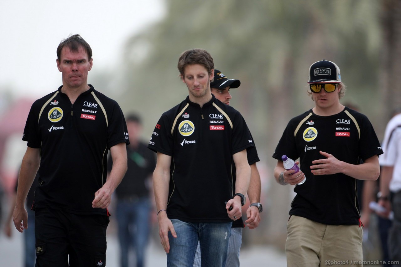 GP BAHRAIN, 20.04.2012- Romain Grosjean (FRA) Lotus F1 Team E20 e Kimi Raikkonen (FIN) Lotus F1 Team E20 