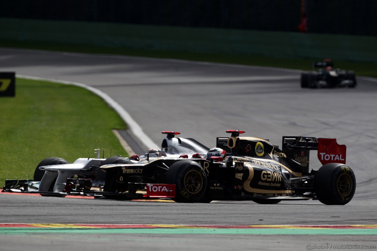 GP BELGIO, 02.09.2012- Gara, Kimi Raikkonen (FIN) Lotus F1 Team E20 e Michael Schumacher (GER) Mercedes AMG F1 W03 