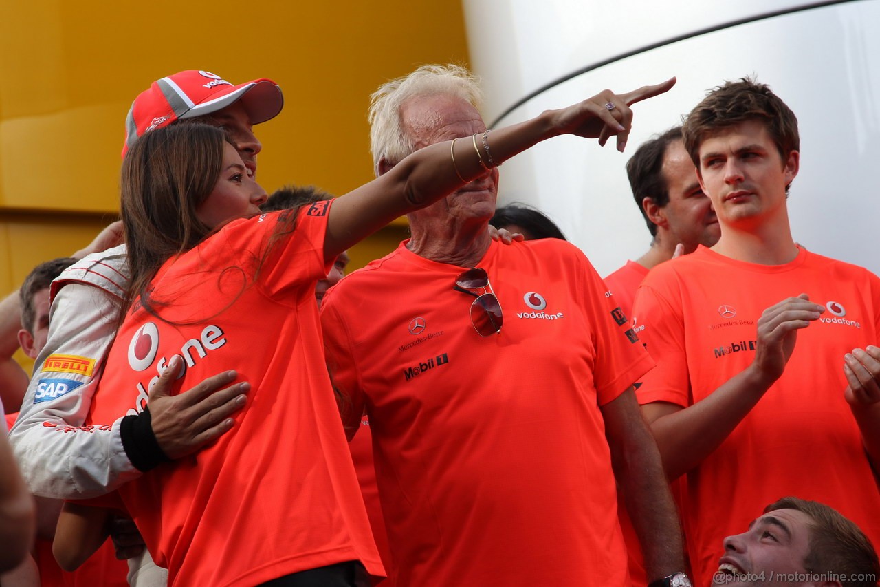 GP BELGIO, 02.09.2012- Gara, Festeggiamenti, Jenson Button (GBR) McLaren Mercedes MP4-27 vincitore with Domenica Jessica Michibata (GBR) e his father John Button (GBR) 
