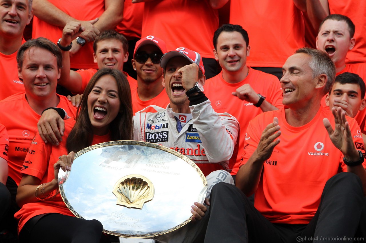 GP BELGIO, 02.09.2012- Gara, Festeggiamenti, Jenson Button (GBR) McLaren Mercedes MP4-27 vincitore with Domenica Jessica Michibata (GBR)