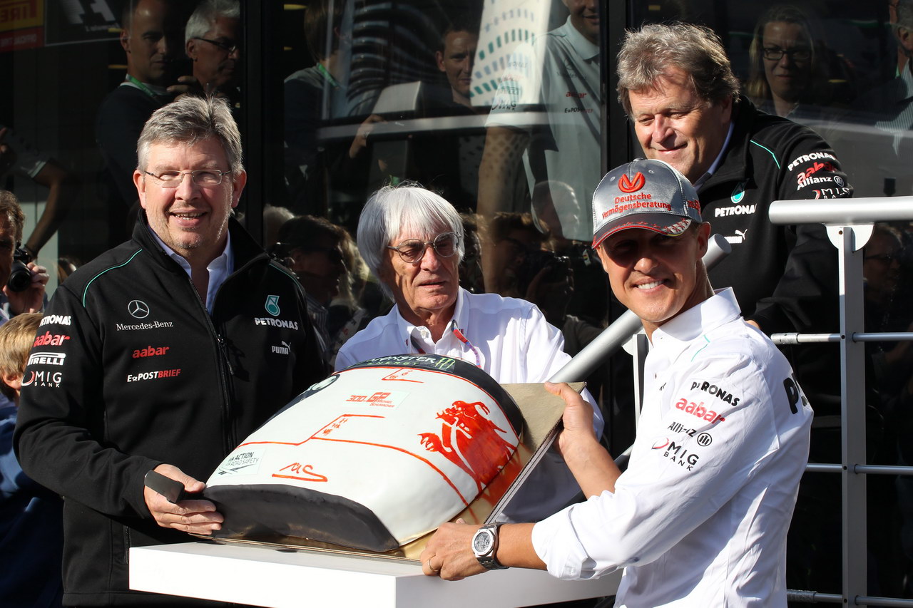 GP BELGIO, Michael Schumacher (GER), Mercedes AMG Petronas F1 Team celebrate his 300 GP in Formula 1, in the picture with Ross Brawn (GBR), Team Principal, Mercedes GP , Bernie Ecclestone (GBR) e Norbert Haug (GER), Mercedes, Motorsport Chief 