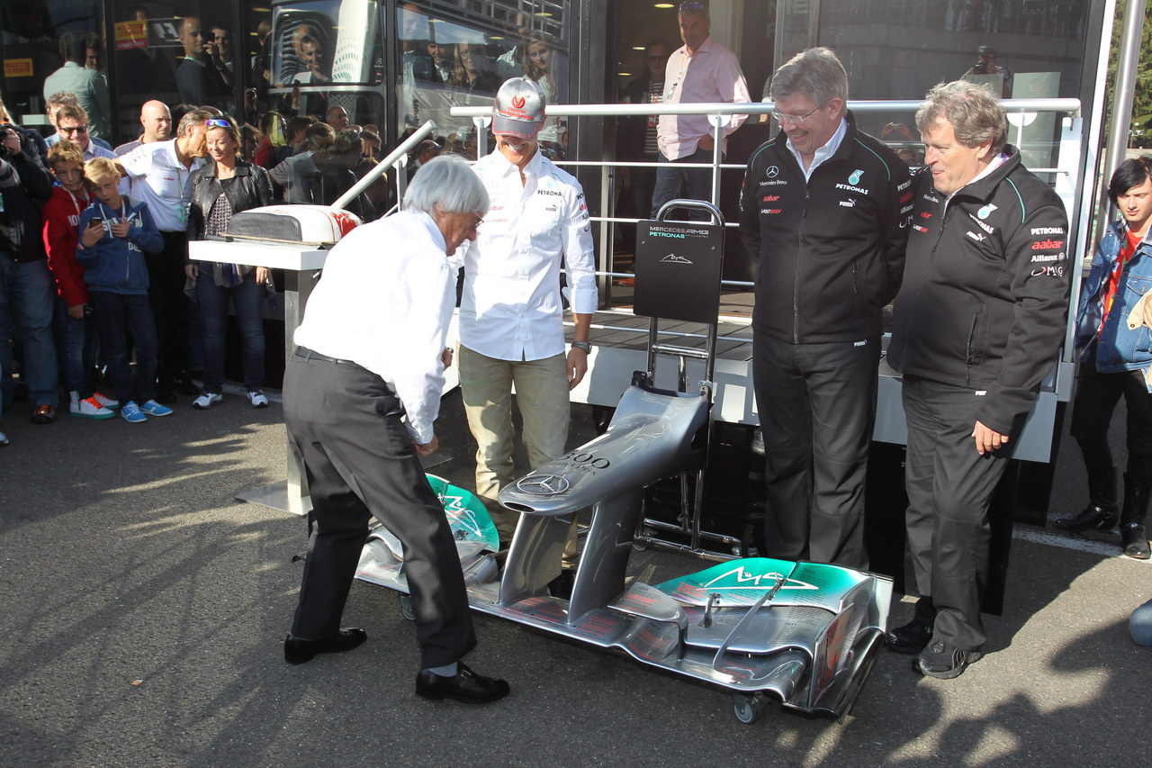 GP BELGIO, Michael Schumacher (GER), Mercedes AMG Petronas F1 Team celebrate his 300 GP in Formula 1, in the picture with Ross Brawn (GBR), Team Principal, Mercedes GP, Bernie Ecclestone (GBR) e  Norbert Haug (GER), Mercedes, Motorsport Chief 