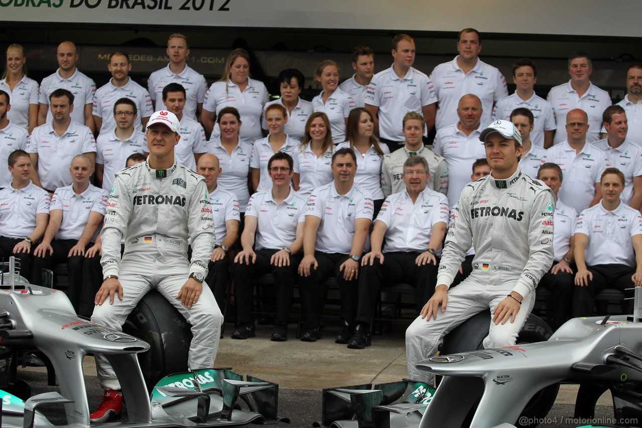 GP BRASILE, 25.11.2012- Michael Schumacher (GER) Mercedes AMG F1 W03 e Nico Rosberg (GER) Mercedes AMG F1 W03, Team photograph