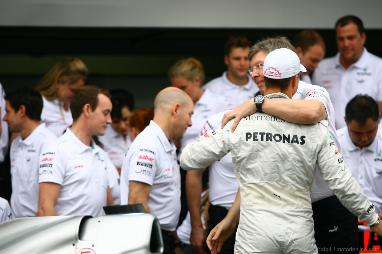 GP BRASILE, 25.11.2012- Mercedes Team photograph, Michael Schumacher (GER) Mercedes AMG F1 W03 e Ross Brawn (GBR), Team Principal, Mercedes GP 