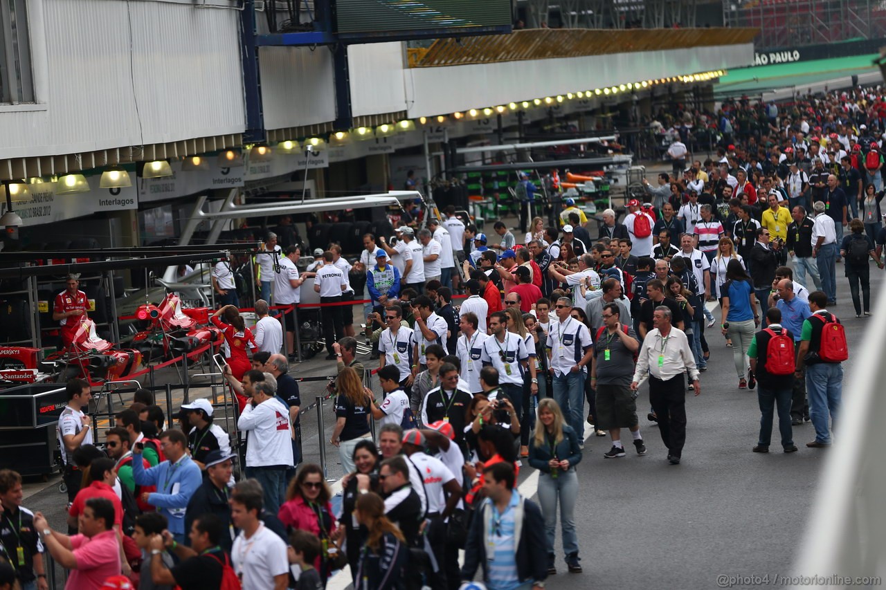 GP BRASILE, 25.11.2012- Pit walking