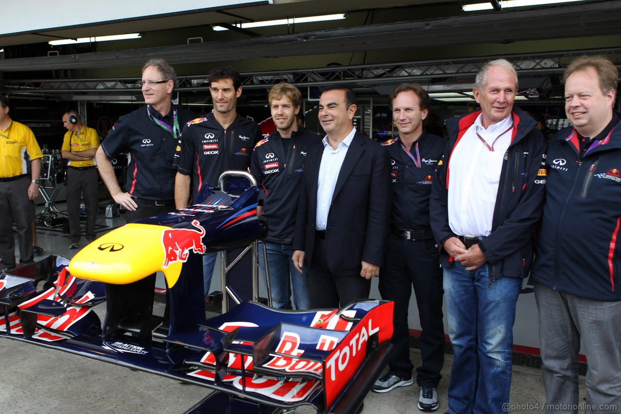 GP BRASILE, 25.11.2012- Mark Webber (AUS) Red Bull Racing RB8, Sebastian Vettel (GER) Red Bull Racing RB8, Carlos Ghosn (BRA), President Renault, Christian Horner (GBR), Red Bull Racing, Sporting Director e Helmut Marko (AUT), Red Bull Racing, Red Bull Advisor 