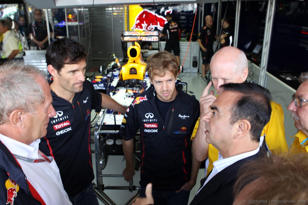 GP BRASILE, 25.11.2012- Mark Webber (AUS) Red Bull Racing RB8, Sebastian Vettel (GER) Red Bull Racing RB8 e Carlos Ghosn (BRA), President Renault