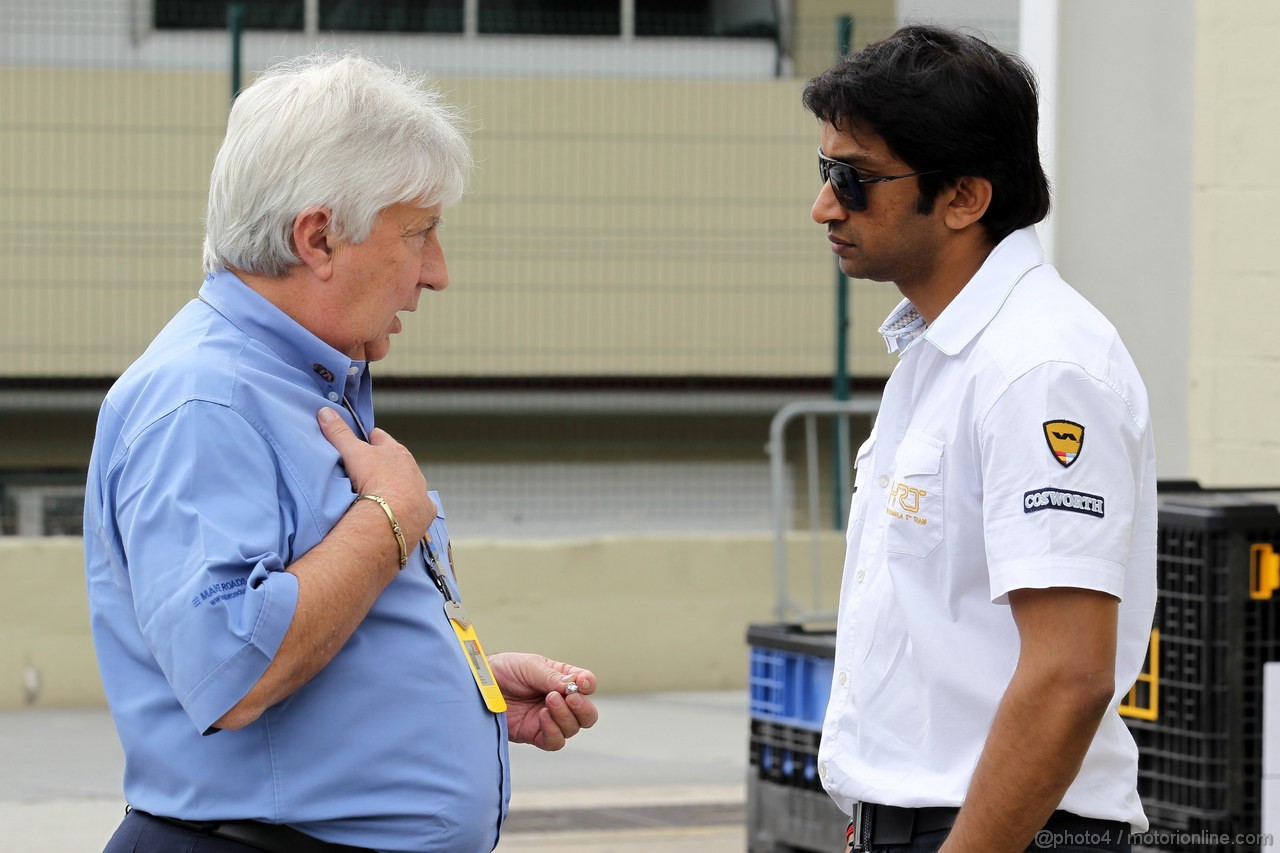 GP BRASILE, 25.11.2012- Charlie Whiting (GBR), Gara director e safety delegate e Narain Karthikeyan (IND) HRT Formula 1 Team F112 