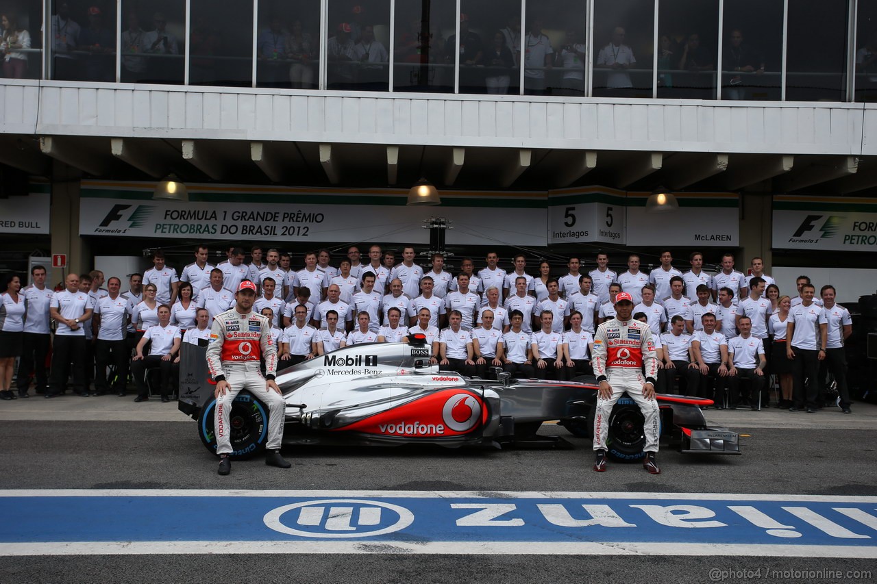 GP BRASILE, 25.11.2012- Mclaren team photograph