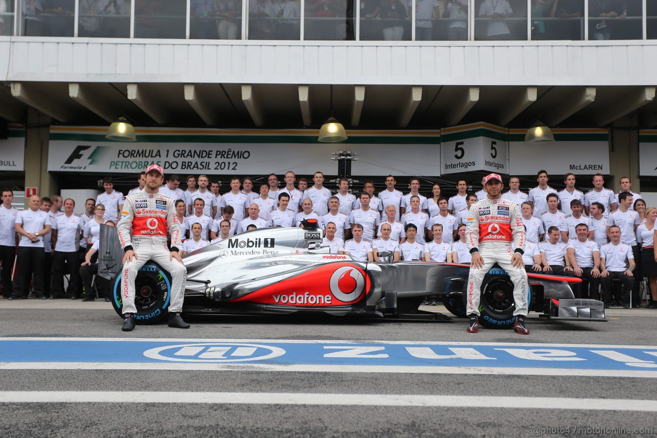 GP BRASILE, 25.11.2012- Mclaren team photograph